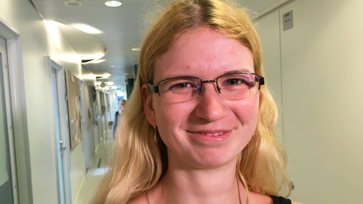 Eszter Bihari opiskelee suomen kieltä Debrecenin yliopistossa Unkarissa. Kuvassa hän Tampereen yliopiston käytävällä.