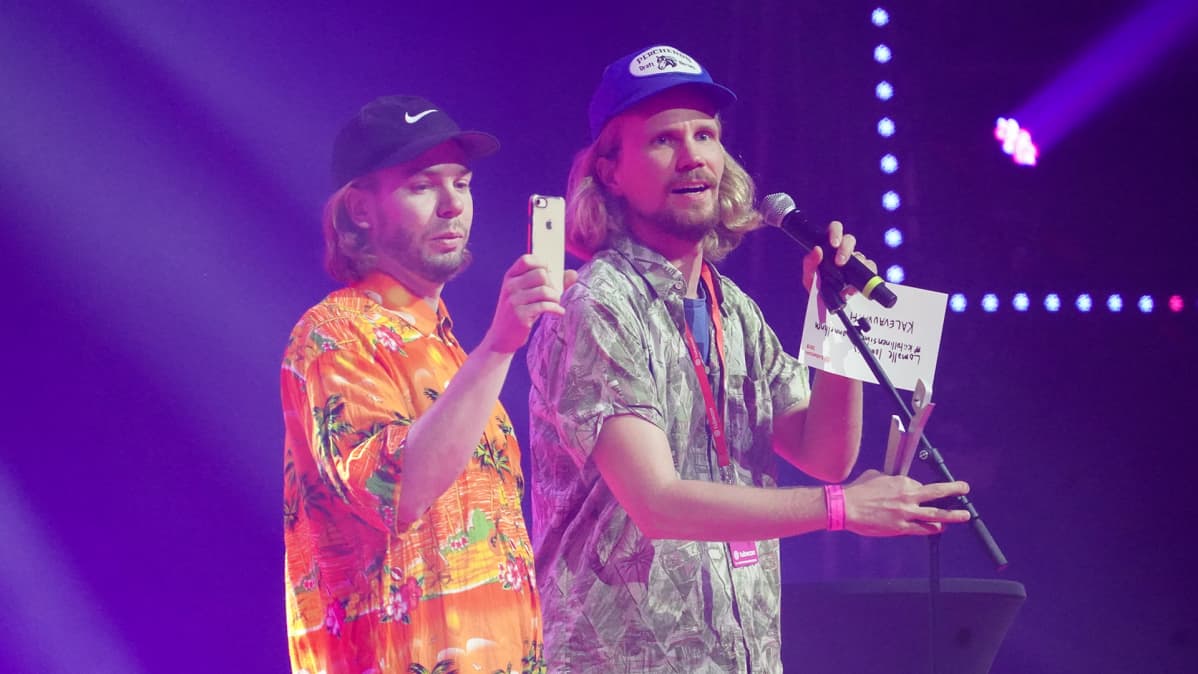 Kalevauva vastaanottamassa Vuoden komediavideo -palkintoaan 'Lomalle lompsis #kiitollinensiunattuonnellinen'