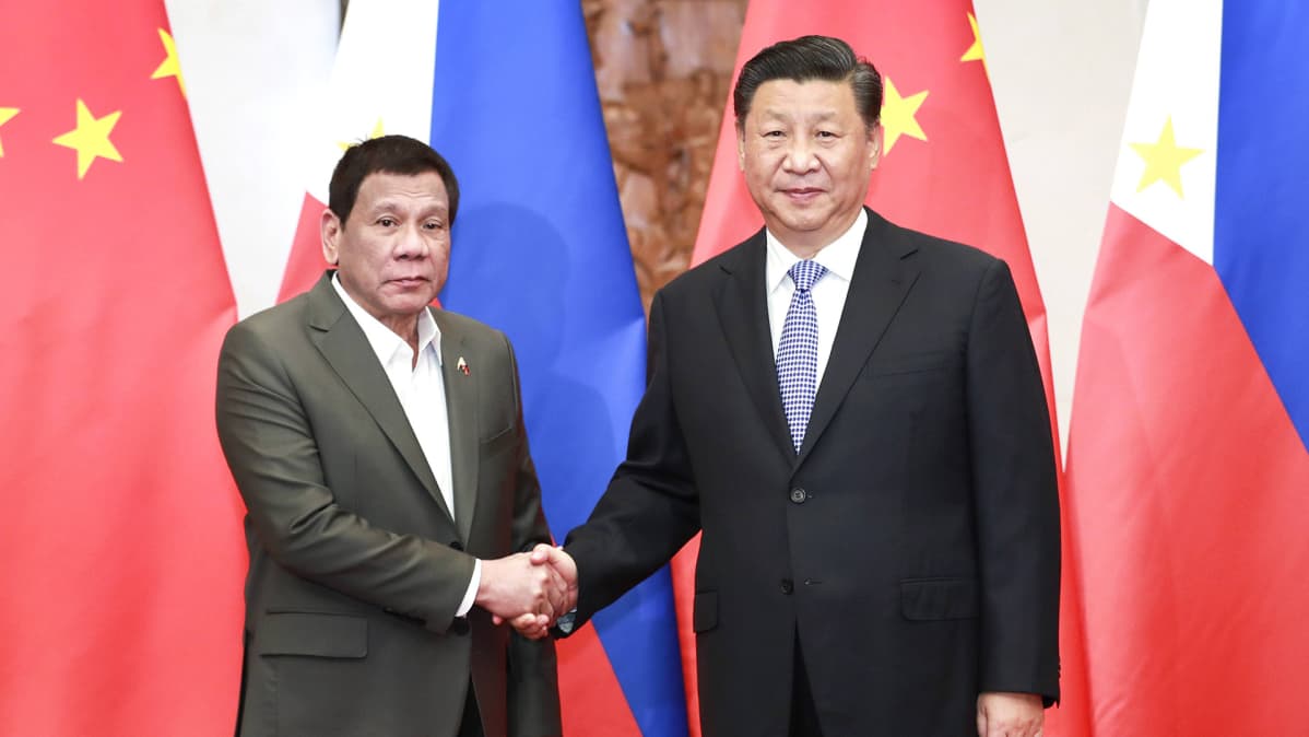 Xi Jingping ja Rodrigo Duterte kättelevät Pekingissä.