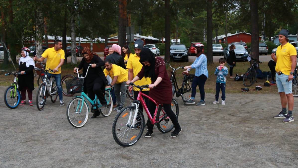 Pyöräliiton alkeiskurssi alkamassa Joensuun Rantakylässä.