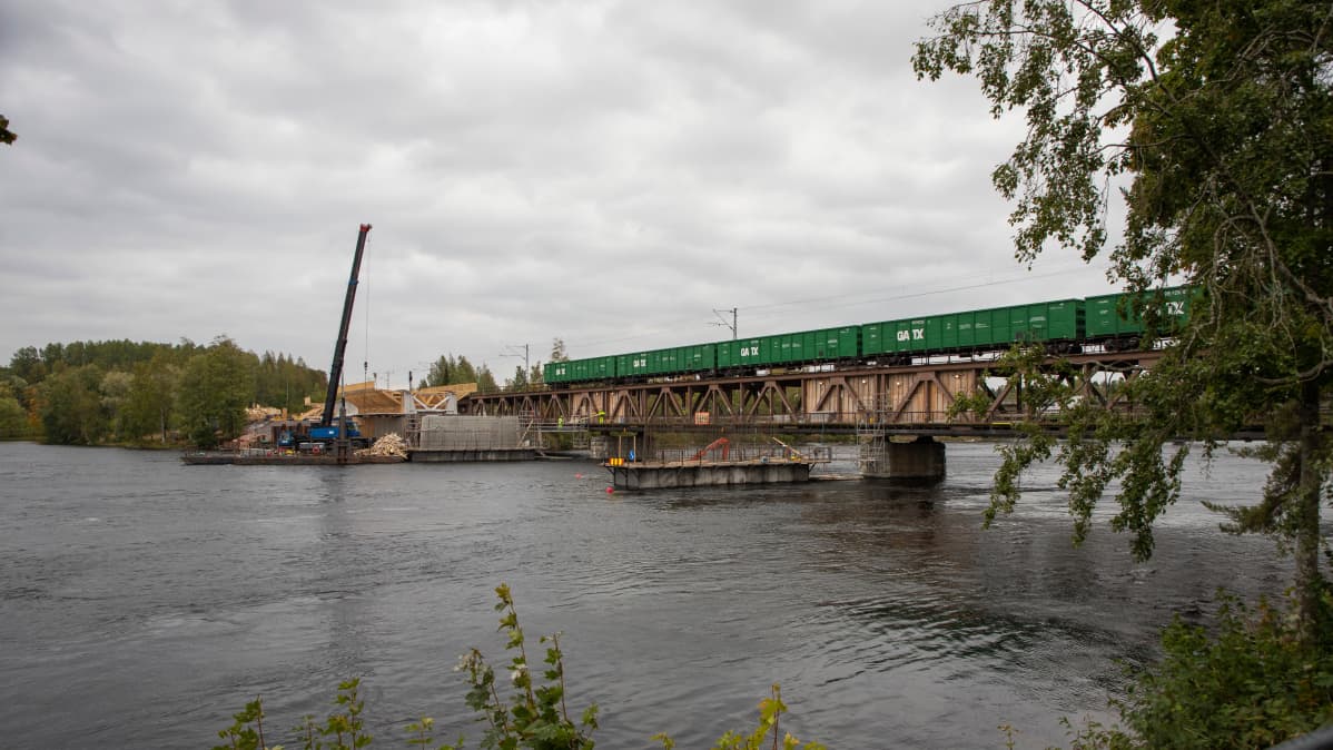 Mansikkakosken ratasillan työmaa.