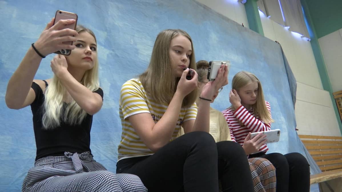 Viimeiset fiksaukset ja kuvaan. Onneksi peili on nykyään aina mukana. Anna-Sofia Saukkosen (vasemmalla) mielestä koulukuvaus on ihan eri asia kuin selfien ottaminen.