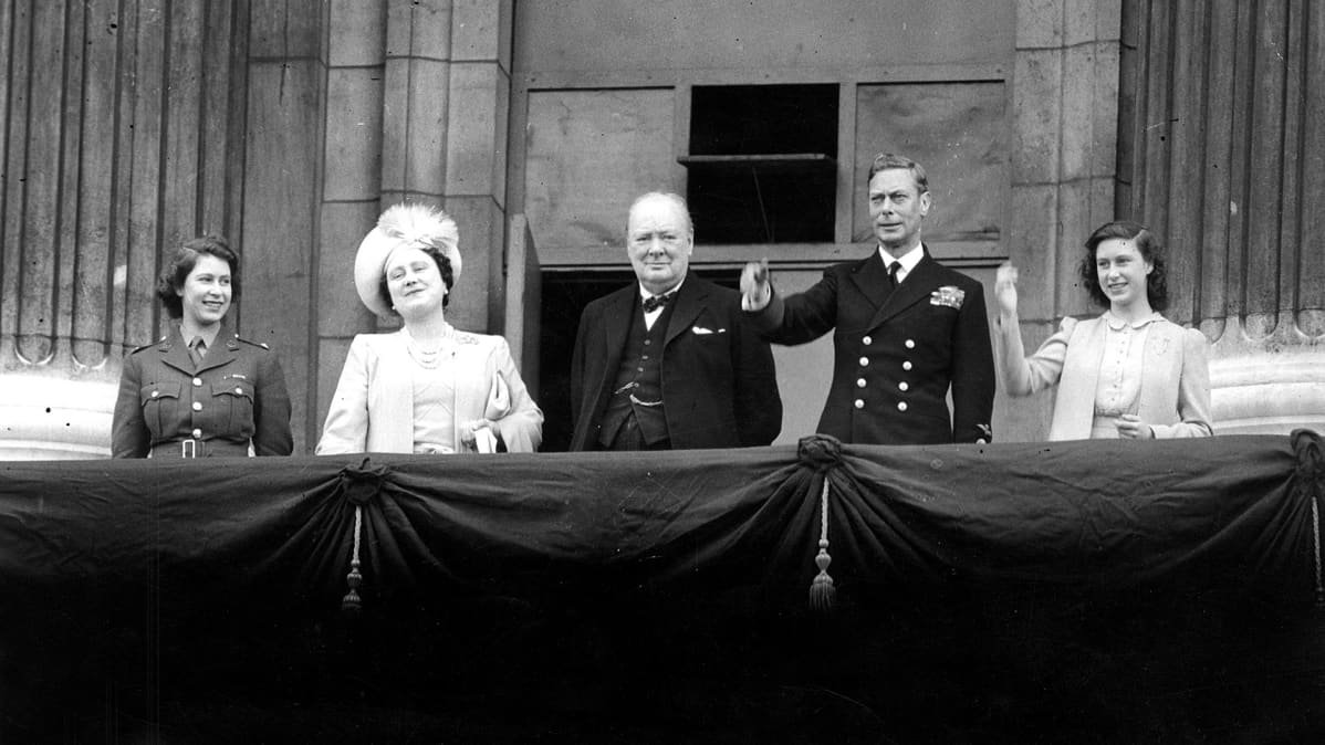 Prinsessa Elizabeth, Kuningatar Elizabeth, Winston Churchill, Kuningas George VI and Prinsessa Margaret Buckinghamin palatsin parvekkeella vuonna 1945.