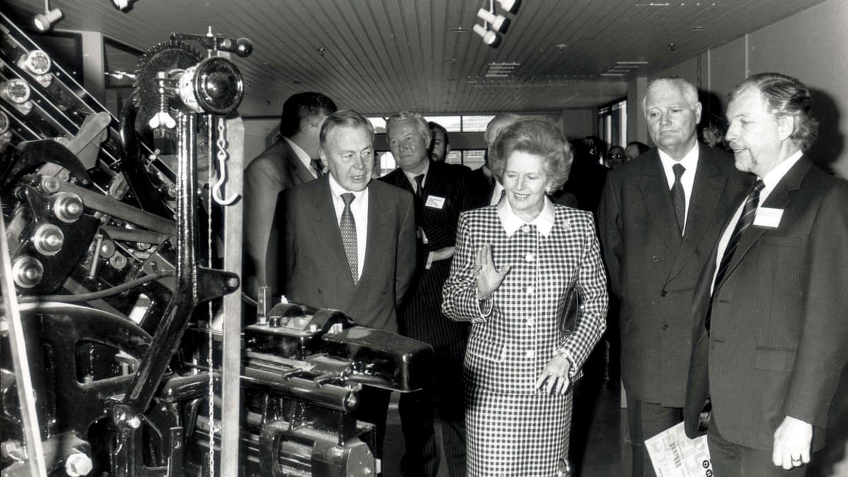 Margaret Thatcher vierailulla englantilaisten sanomalehtien painotalossa vuonna 1989.