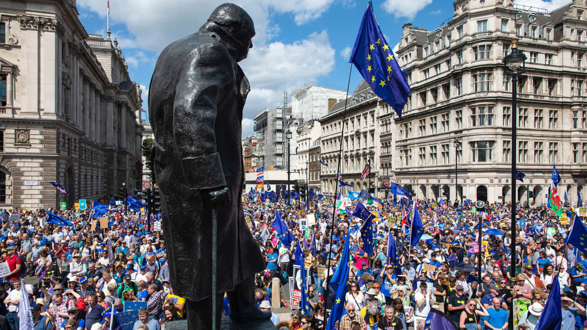 Brexitin vastainen mielenosoitus Winston Churchillin patsaan tuntumassa heinäkuussa tänä vuonna.