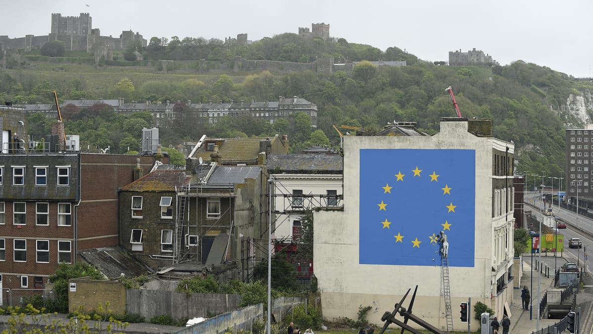 Taiteilija Banksyn Brexit-aiheinen muraali Doverissa.