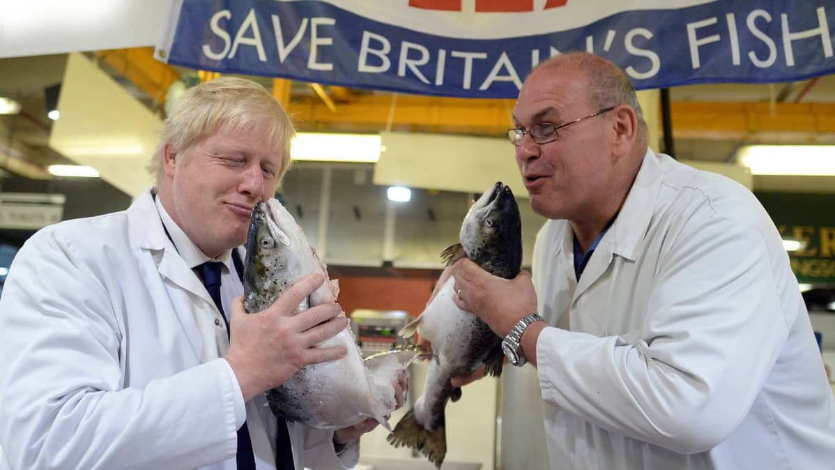Boris Johnson pelleilee kalatiskillä.