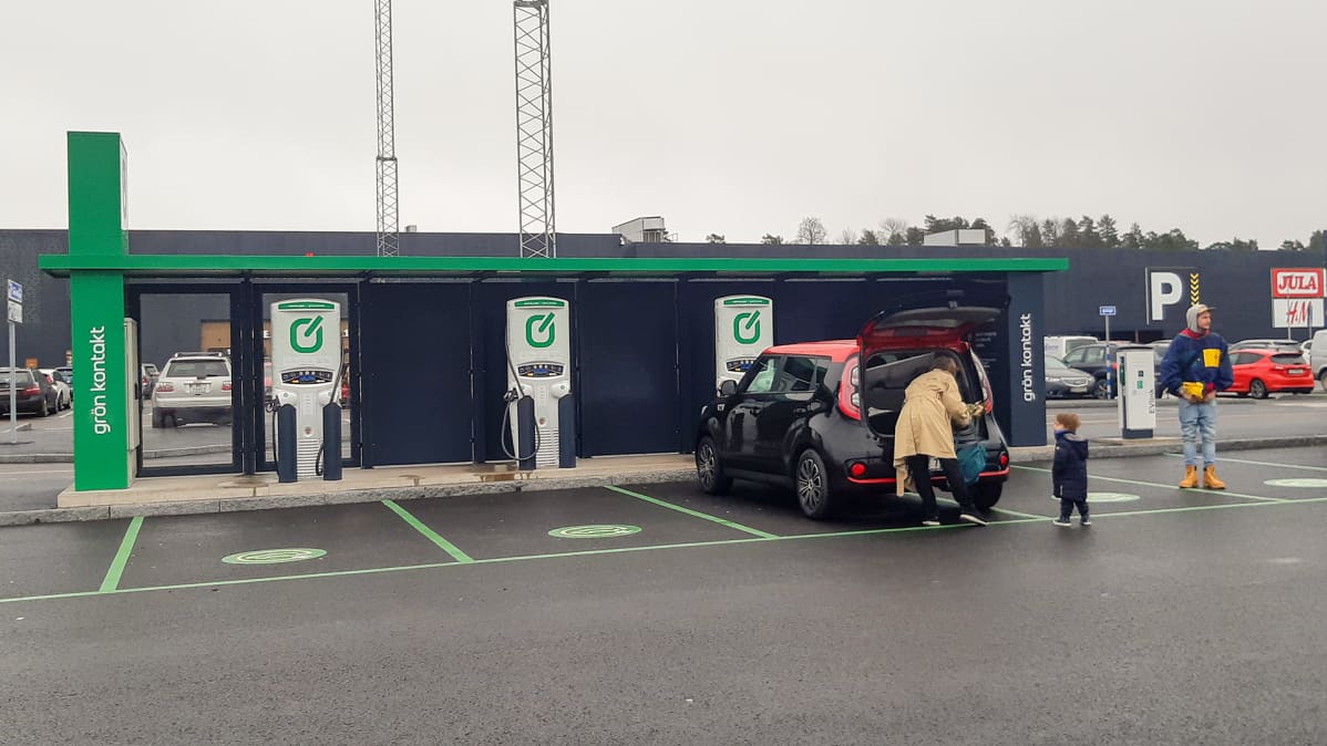 Sähköautojen lataus