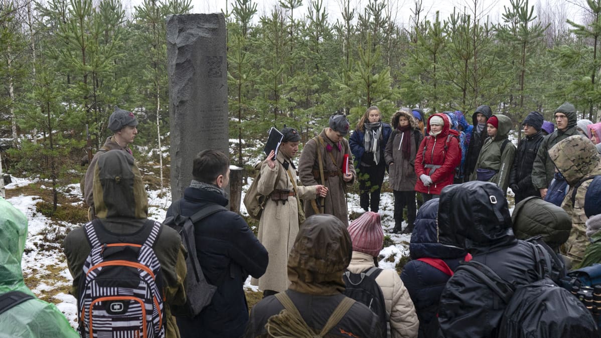 Pietarilaisnuoria viedään retkille Mannerheim-linjalle.