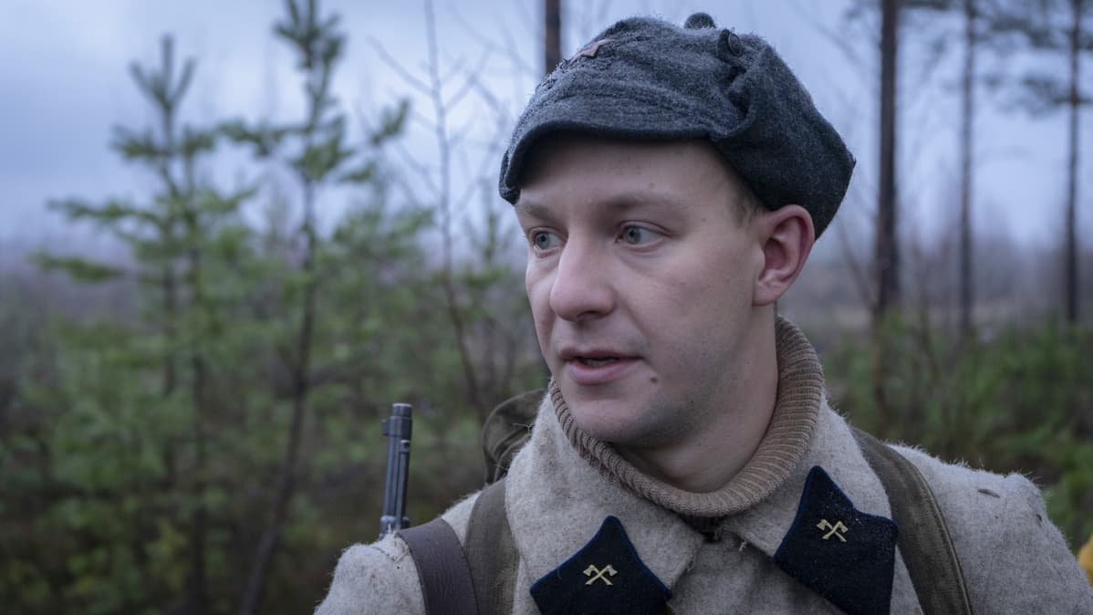 Pietarilaisnuoria viedään retkille Mannerheim-linjalle.
