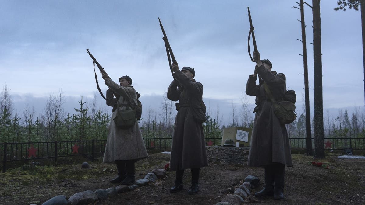 Pietarilaisnuoria viedään retkille Mannerheim-linjalle.