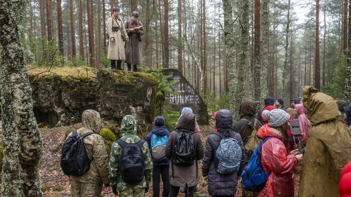 Pietarilaisnuoria viedään retkille Mannerheim-linjalle.