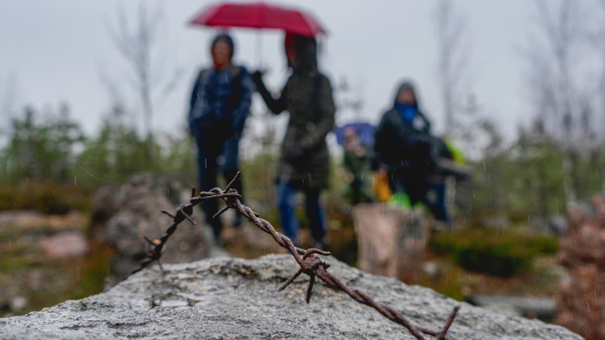 Pietarilaisnuoria viedään retkille Mannerheim-linjalle.