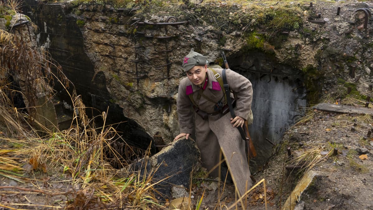 Pietarilaisnuoria viedään retkille Mannerheim-linjalle.
