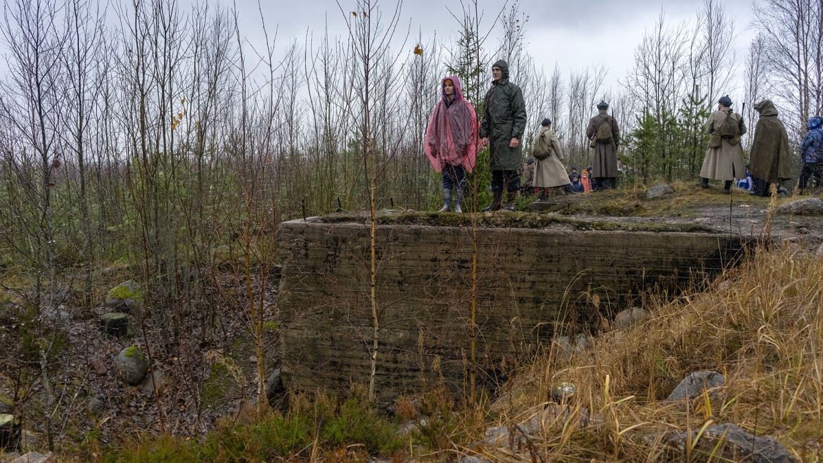 Pietarilaisnuoria viedään retkille Mannerheim-linjalle.