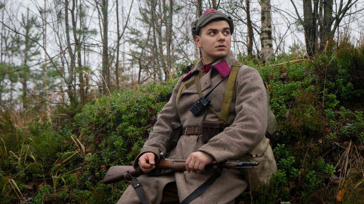 Pietarilaisnuoria viedään retkille Mannerheim-linjalle.