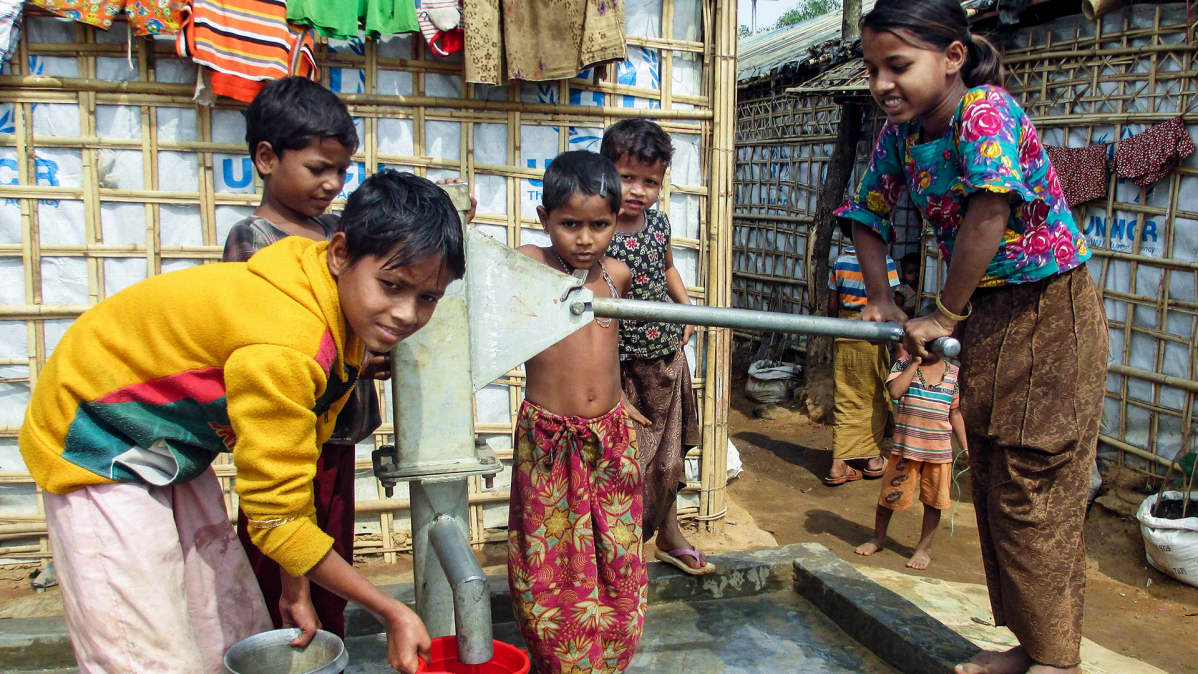 Rohinjalapsia vedenhakupuuhissa pakolaisleirillä Bangladeshissä 9. helmikuuta 2018.