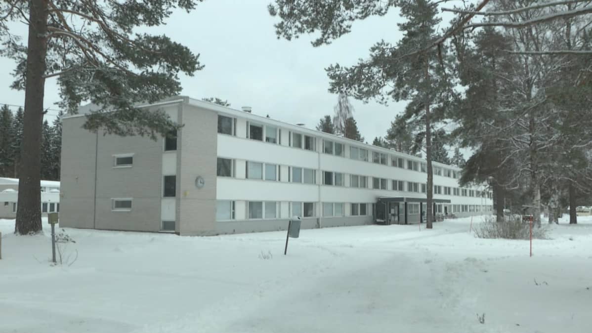 Paiholan vastaanottokeskuksen rakennus talvella.