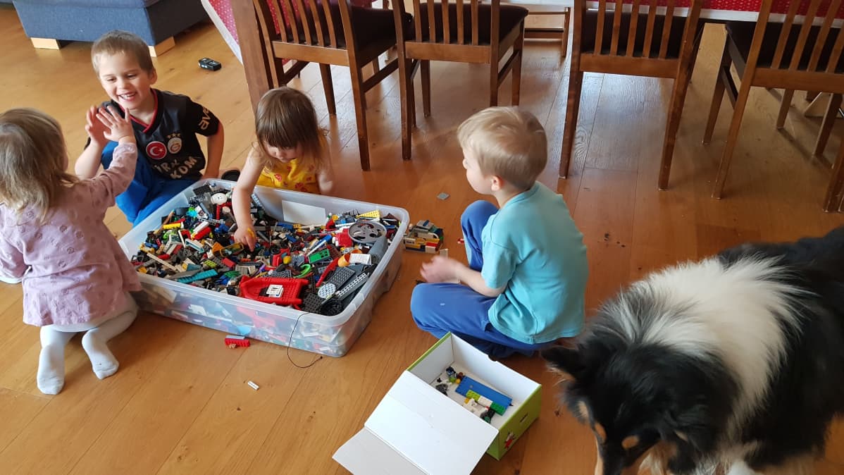 Lapset leikkivät legoilla