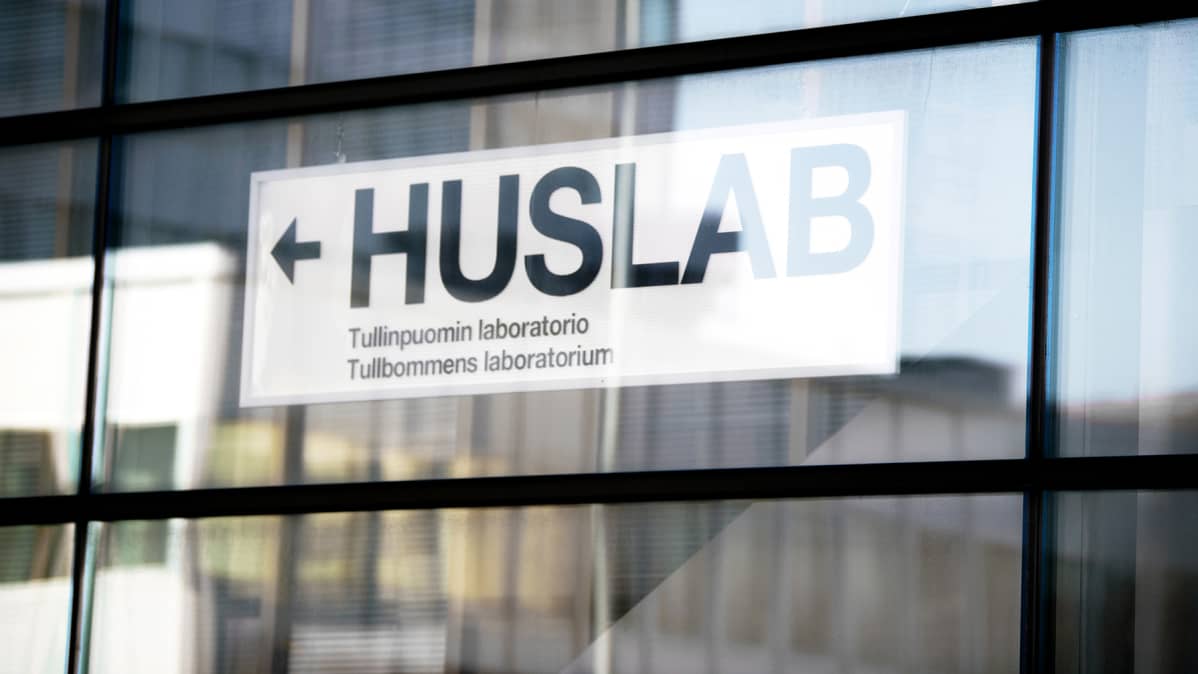 Huslabin kyltti ikkunassa.