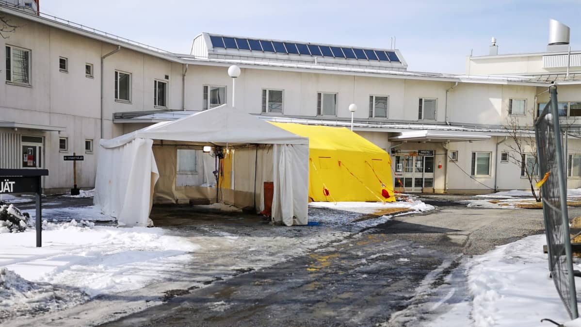 Telttoja Länsi-Pohjan keskussairaalan pihalla koronatestauksia varten.