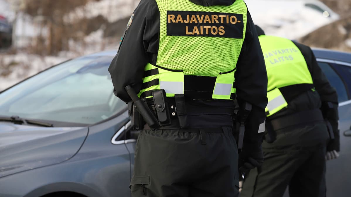 Rajavartiolaitos suorittaa rajatarkastuksia Torniossa.