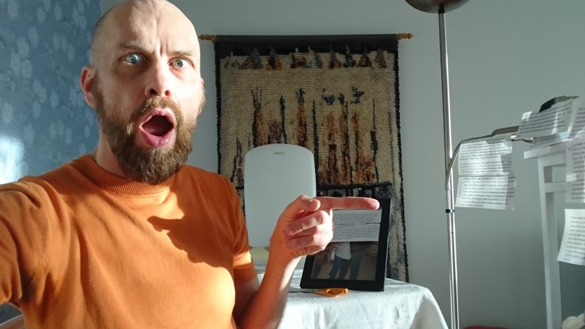Näyttelijä Jussi Johnsson käytti kukkapöytää kameratelineenä, valaisun hoiti kirkasvalolamppu. Raisa Vattulainen ohjasi etänä Satu Rasilan tekstin.