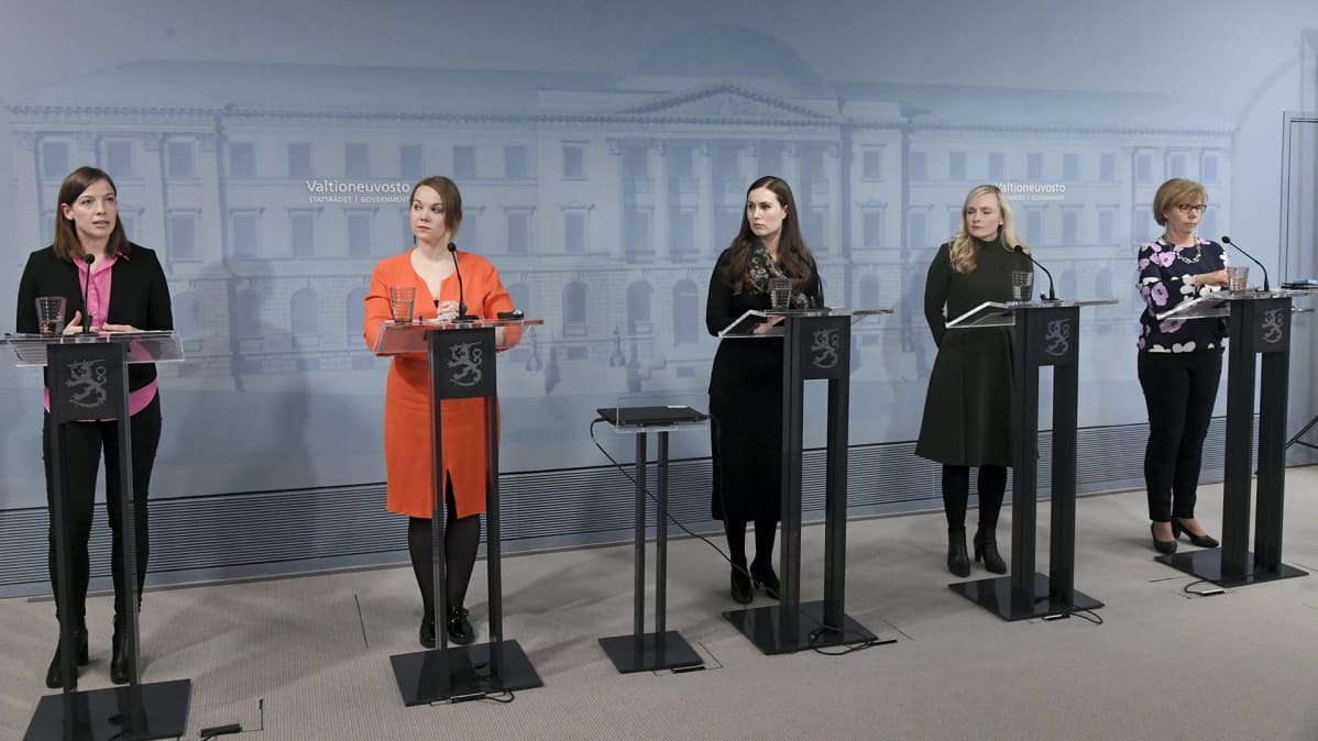 Opetusministeri Li Andersson (vas.), valtiovarainministeri Katri Kulmuni, pääministeri Sanna Marin, sisäministeri Maria Ohisalo ja oikeusministeri Anna-Maja Henriksson hallituksen kehysriihineuvotteluiden tiedotustilaisuudessa Helsingissä 8. huhtikuuta 2020.