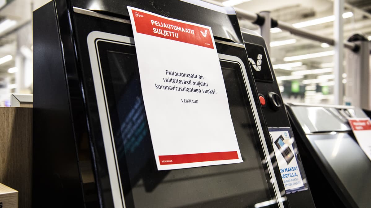 Suljetut peliautomaatit Espoon Isossa Omenassa markettikerroksessa.