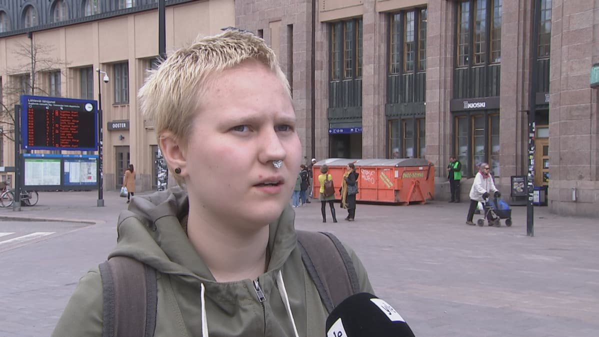 Heta Seppälä Helsingin rautatieaseman edessä.