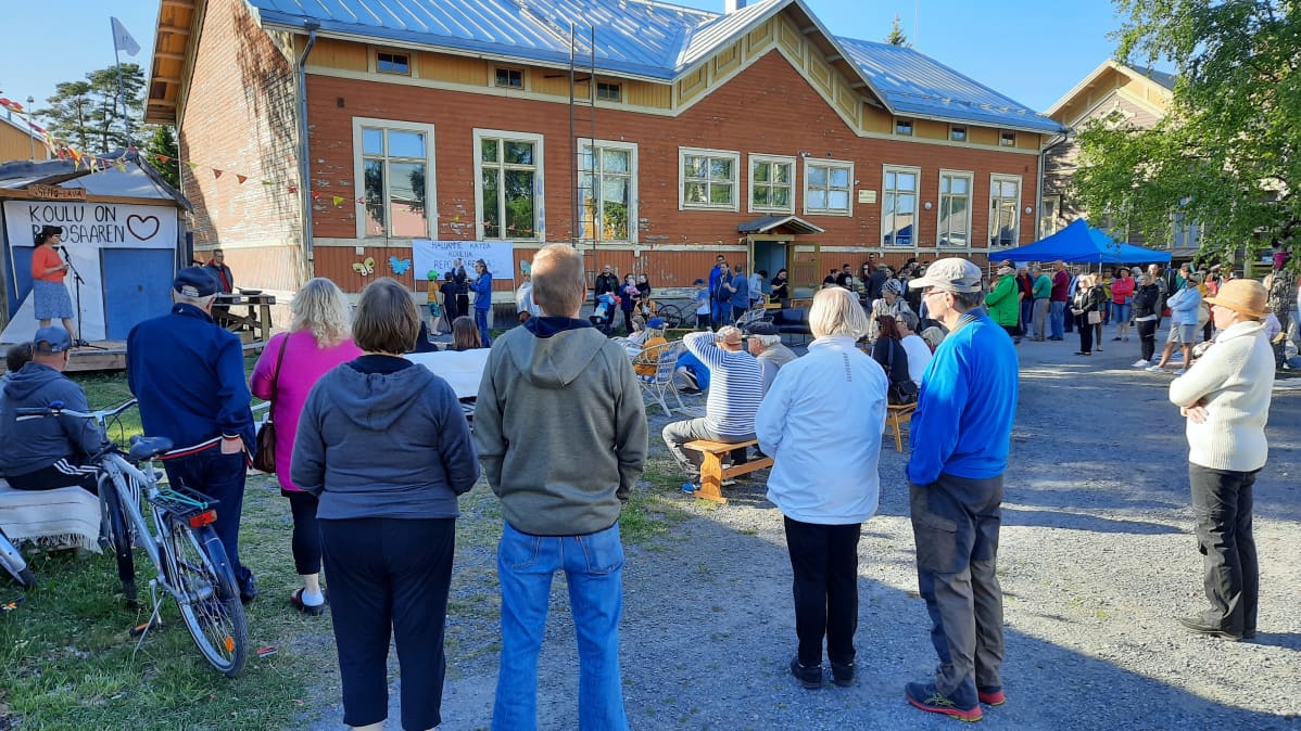 Porin Reposaaren asukkaita puolustamassa kaupunginosan koulua 10.6.2020 pidetyssä tilaisuudessa.
