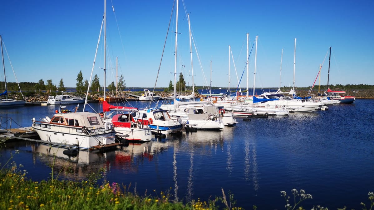 Leton veneilykeskus, veneitä laiturissa.