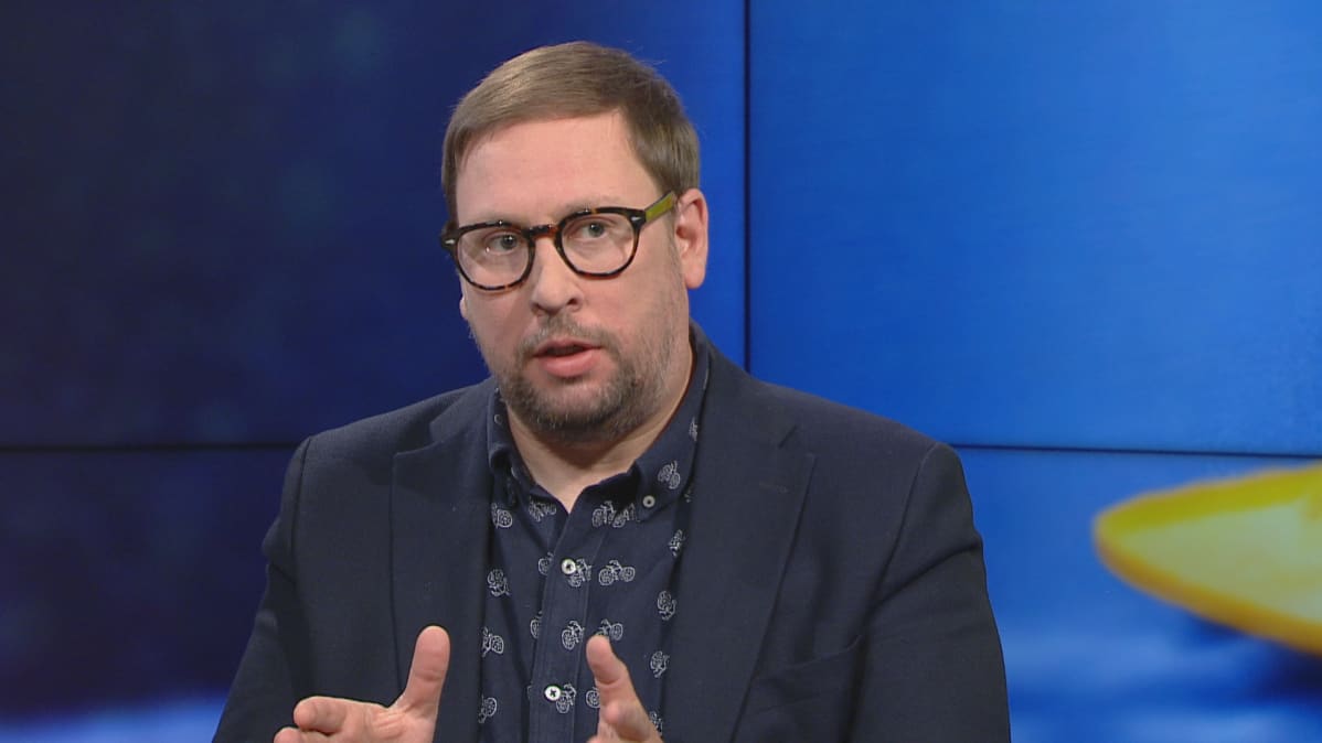 Paavo Arhinmäki A-studiossa.