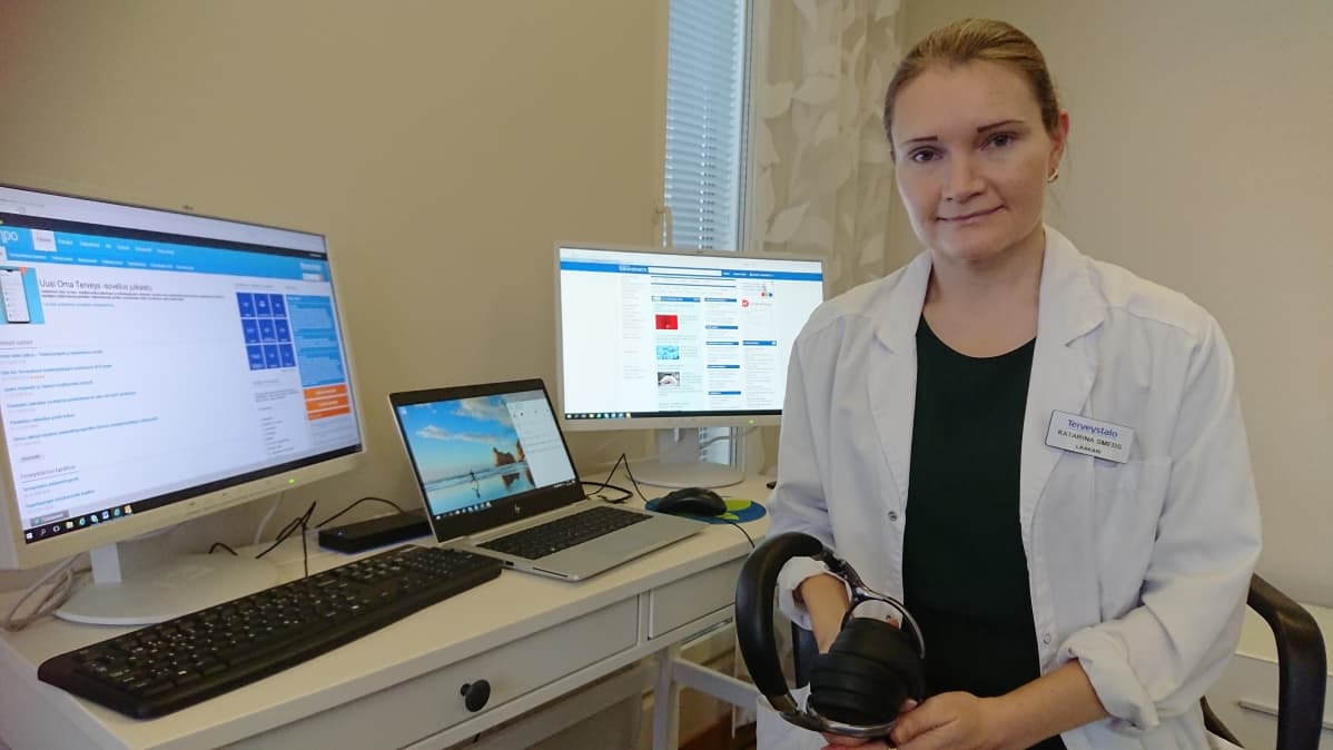 Yleislääketieteen erikoislääkäri Katarina Smeds pitää etävastaanottoa kotonaan.