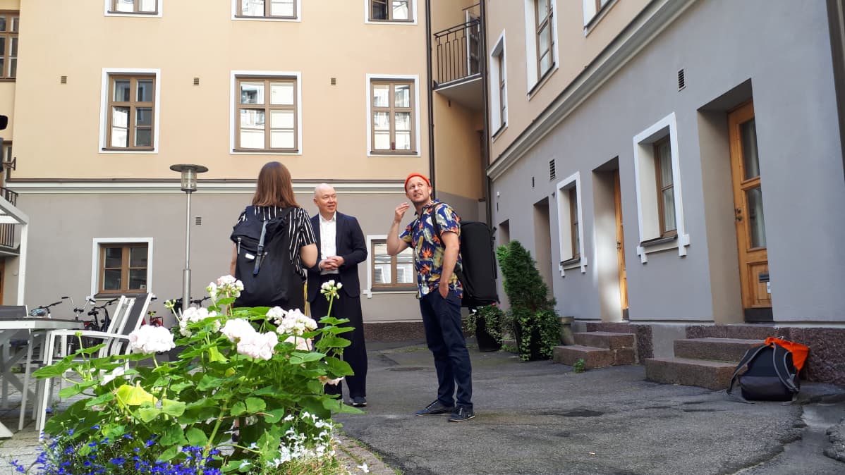 Marko Ahtisaari ja Niko Kumpuvaara suunnittelevat viikonlopun keikkoja Helsingin Tapahtumasäätiön viestintäpäällikkö Laura Gottlebenin kanssa.