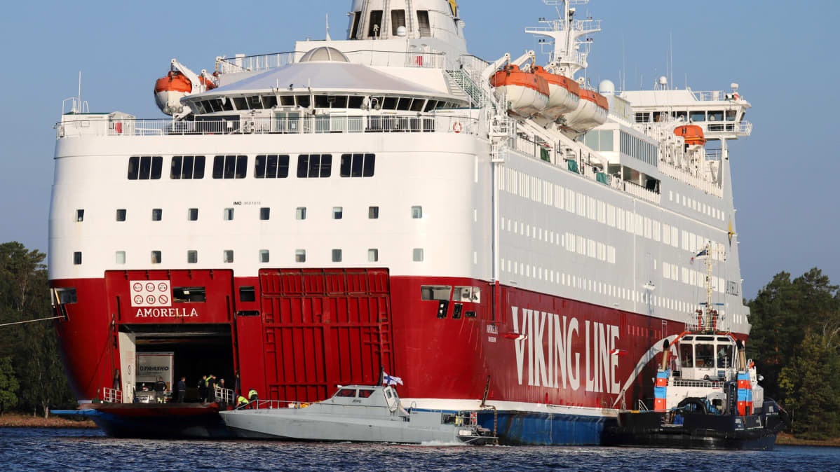 M/S Amorellan siirto Järsön saaren edustalla.