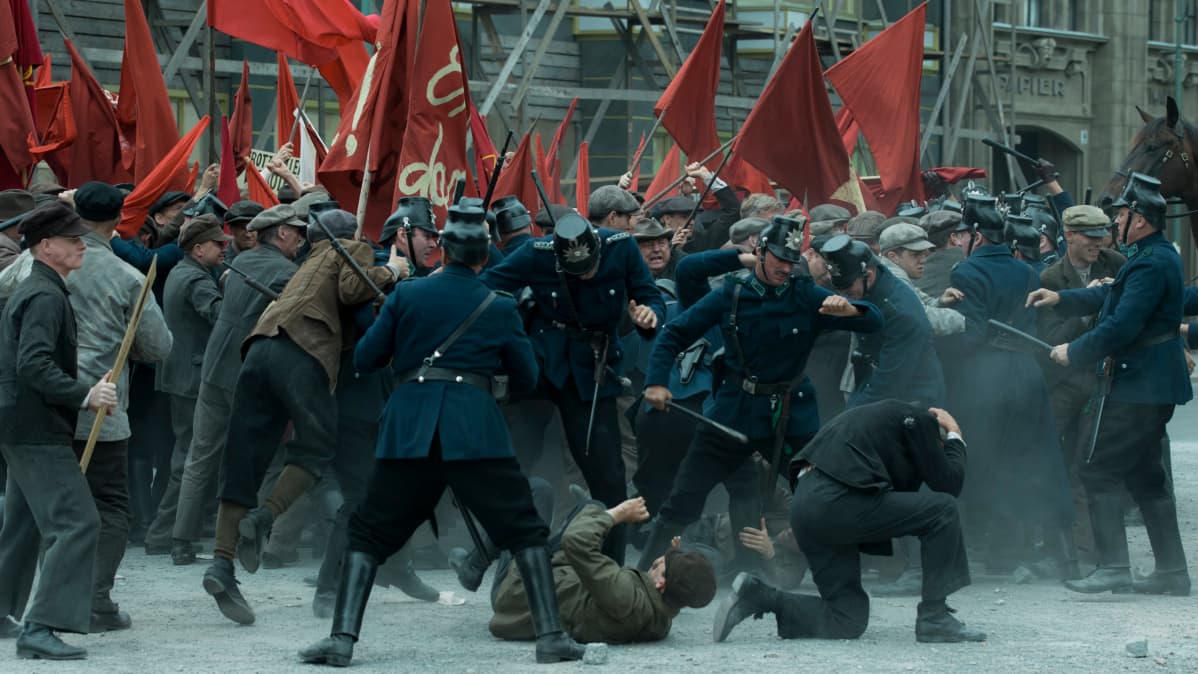 Draamasarja Babylon Berlin kuvaa natsien valtaannousuun johtaneita yhteiskunnallisia oloja.