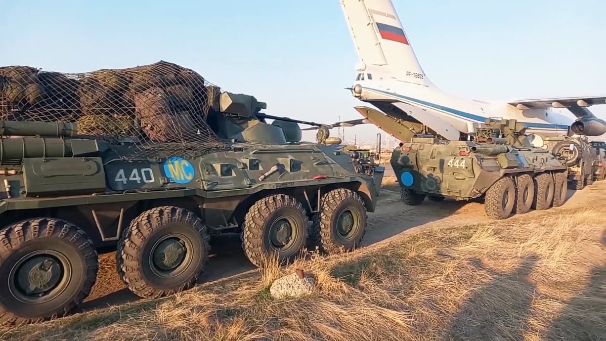 Panssaroituja miehistönkuljetusajoneuvoja puretaan Il-76 -rahtikoneesta Erebunin lentotukikohdassa Jerevanin lähellä Armeniassa.