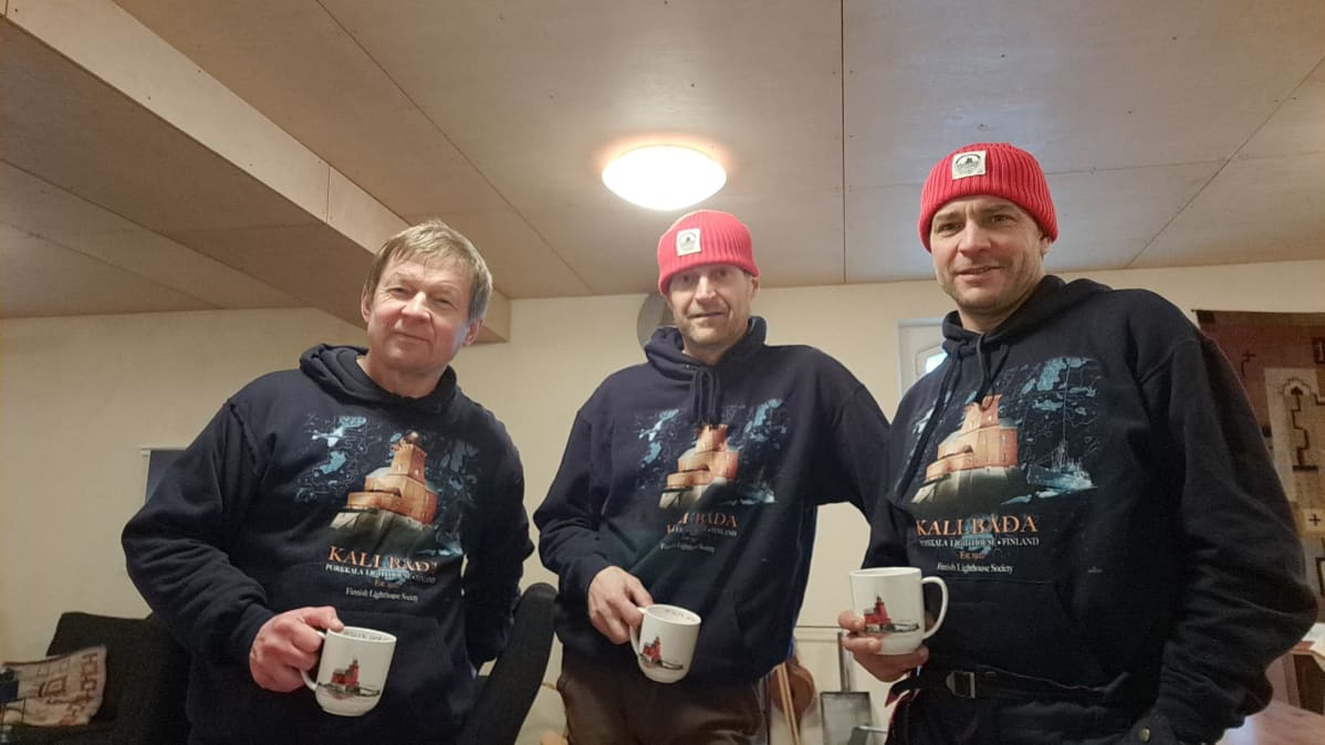 Juhlapäivänä Kallbådan majakalla oli kolme miestä: Pekka Väisänen, Veikka Gustafsson ja Joaki Winell.