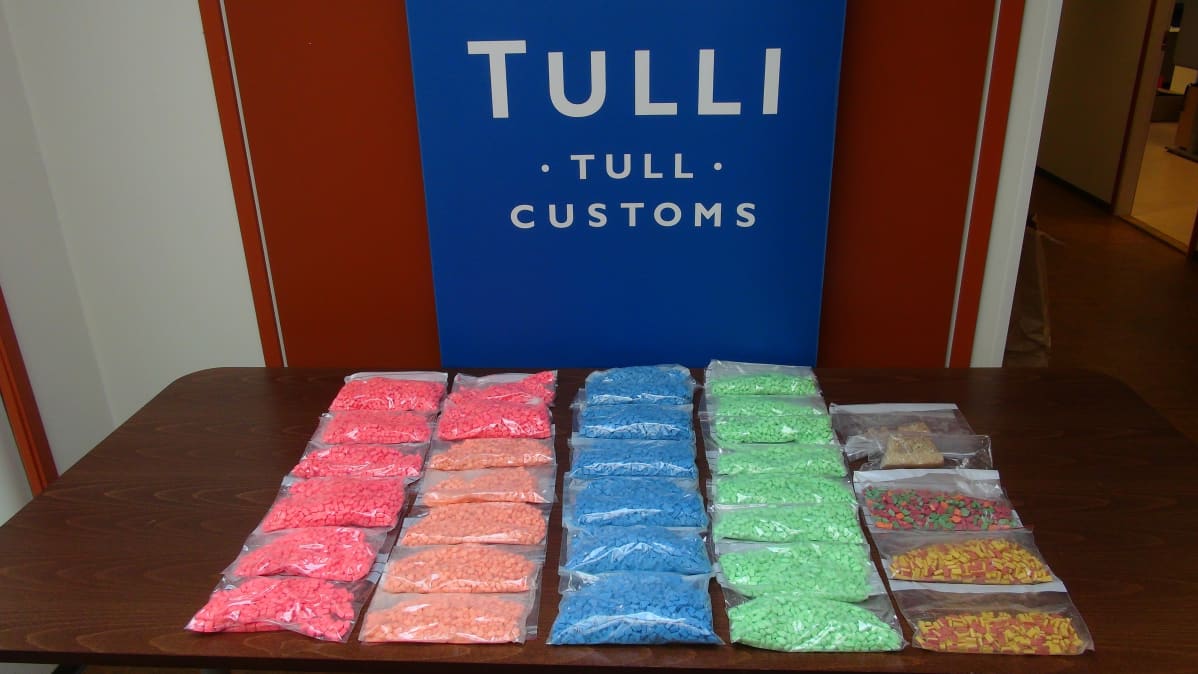 Tulli takavarikoi juttuun liittyen muun muassa 18 990 ekstaasitablettia ja kidemäistä MDMA:ta.