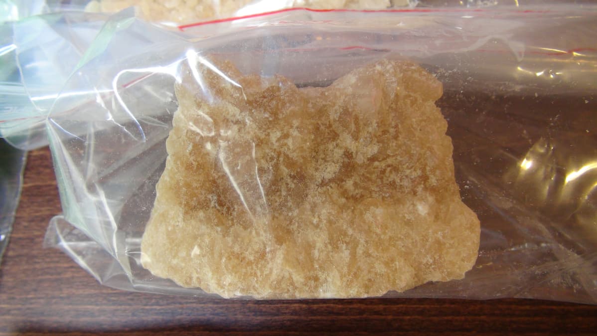 Tullin takavarikoima kidemäinen MDMA:n palanen.