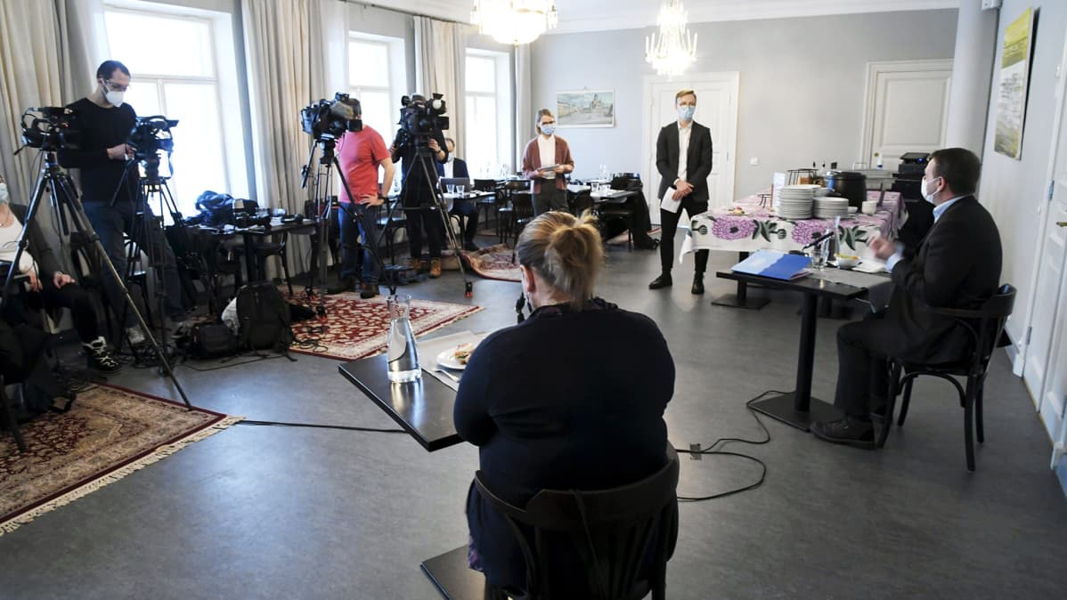 Helsingin pormestari Jan Vapaavuori sekä perhe- ja peruspalveluministeri Krista Kiuru politiikan toimittajien järjestämässä koronadebatissa Helsingissä maanantaina