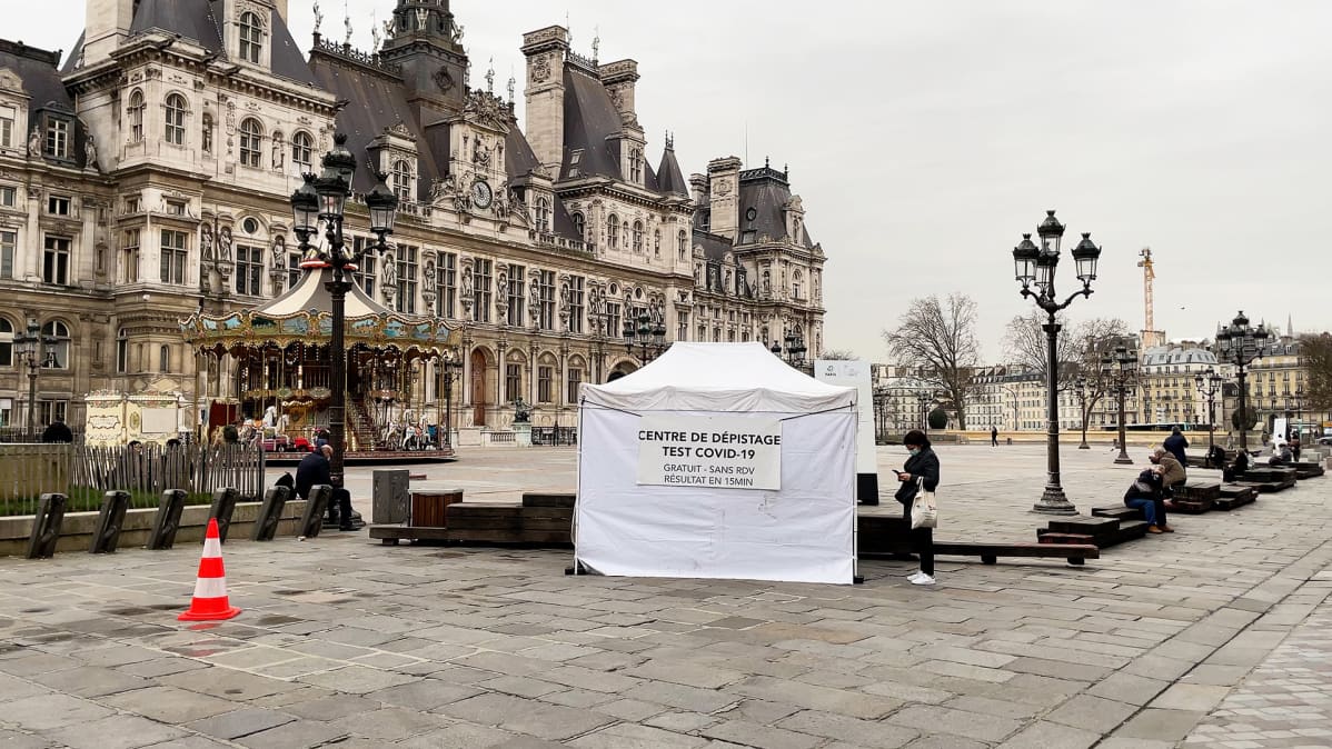 Testiteltta Pariisin kaupungintalon luona.