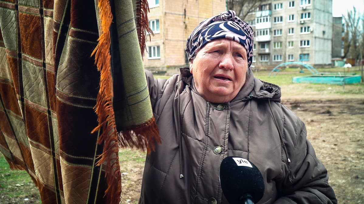 Lubov pelkää lastensa ja lastenlastensa puolesta. Viisi päivää aiemmin ikkunat ja seinät tärisivät tulituksesta. Taistelut ovat kiihtymässä Itä-Ukrainassa.