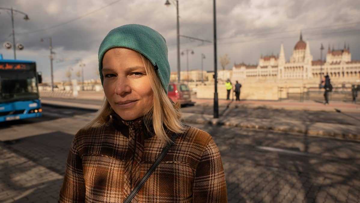Telex.hu-verkkolehden päätoimittaja Veronika Munk sanoo, että tiedon pimittäminen saattaa vaatia ihmishenkiä, jos ihmiset eivät usko koronaviruksen vaarallisuuteen.