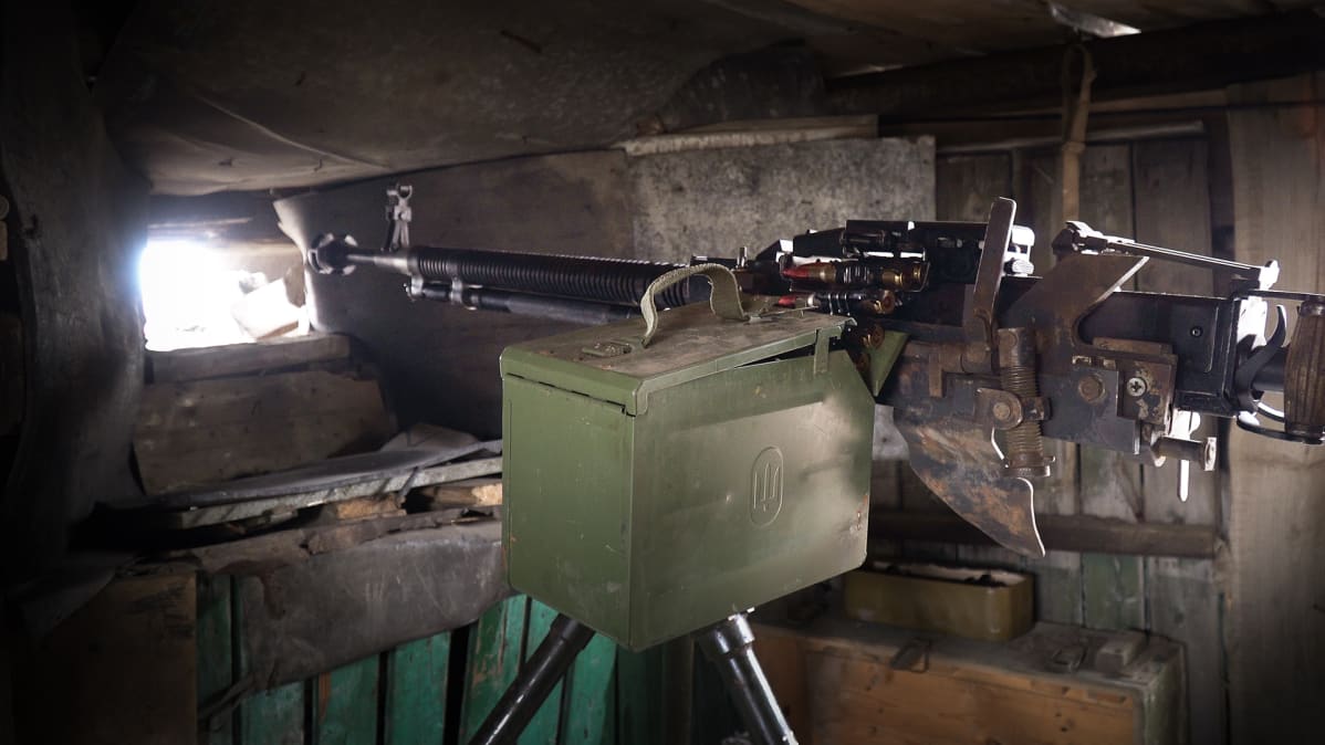 Ukrainan armeija on varautunut muun muassa konekiväärein Itä-Ukrainan rintamalla.