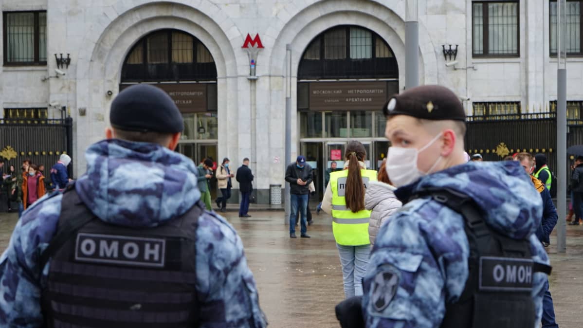 Poliisi ja toimittajia Moskovassa reilua tuntia ennen kokoon kutsuttua mielenosoitusta 21. huhtikuuta.