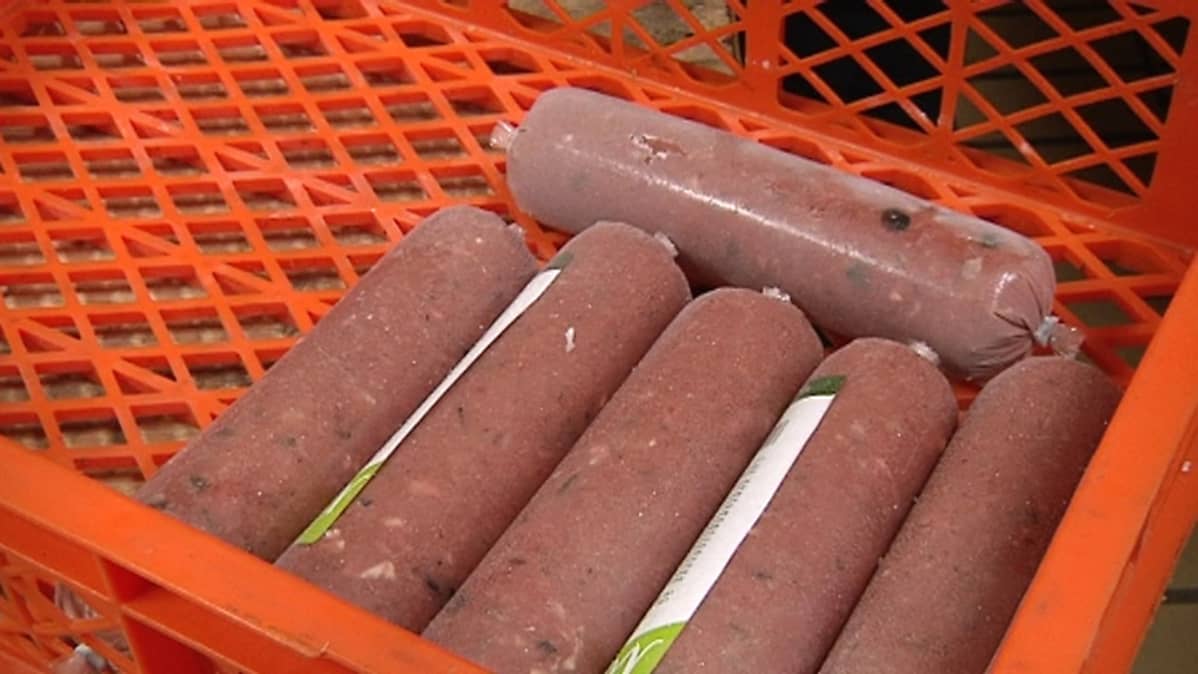 Kuvassa koirien Barf-ruokaa, eli eläinruokatehtaassa pötköihin pakattua ja pakastettavaksi menevää raakaruokaa.