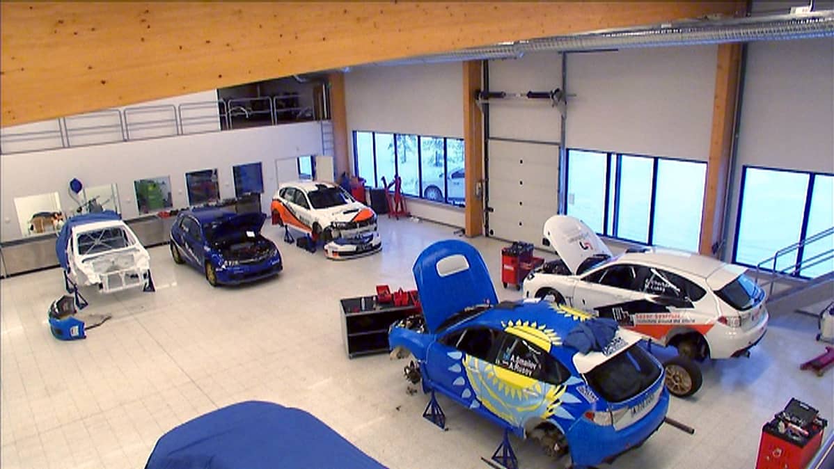 Tommi Mäkinen Racingin tuotantotiloja Puuppolassa.