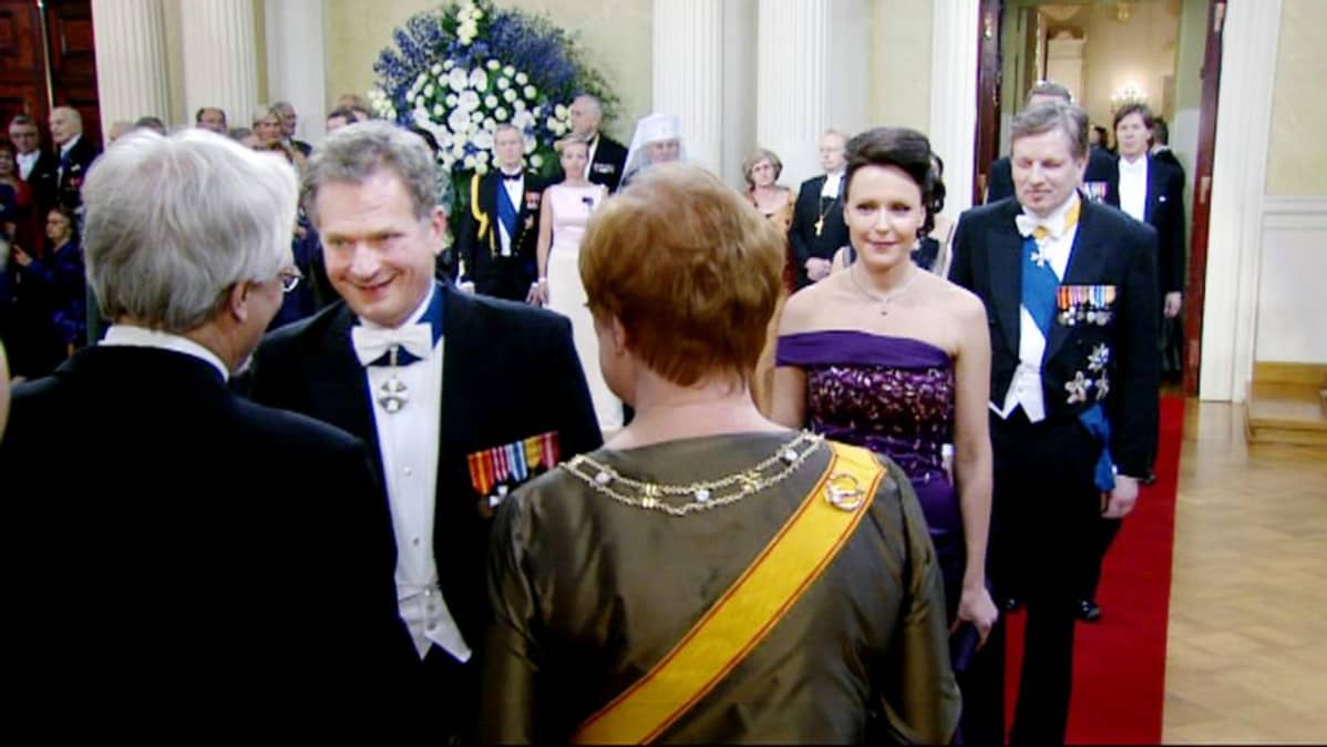 Sauli Niinistö ja Jenni Haukio presidentin itsenäisyyspäivän vastaanotolla joulukuussa 2011.